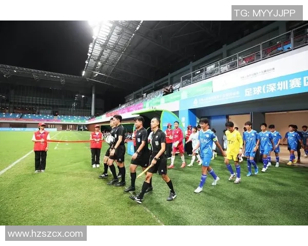 重庆足球队荣登足球团队协作排行榜第三名展现团结精神与实力